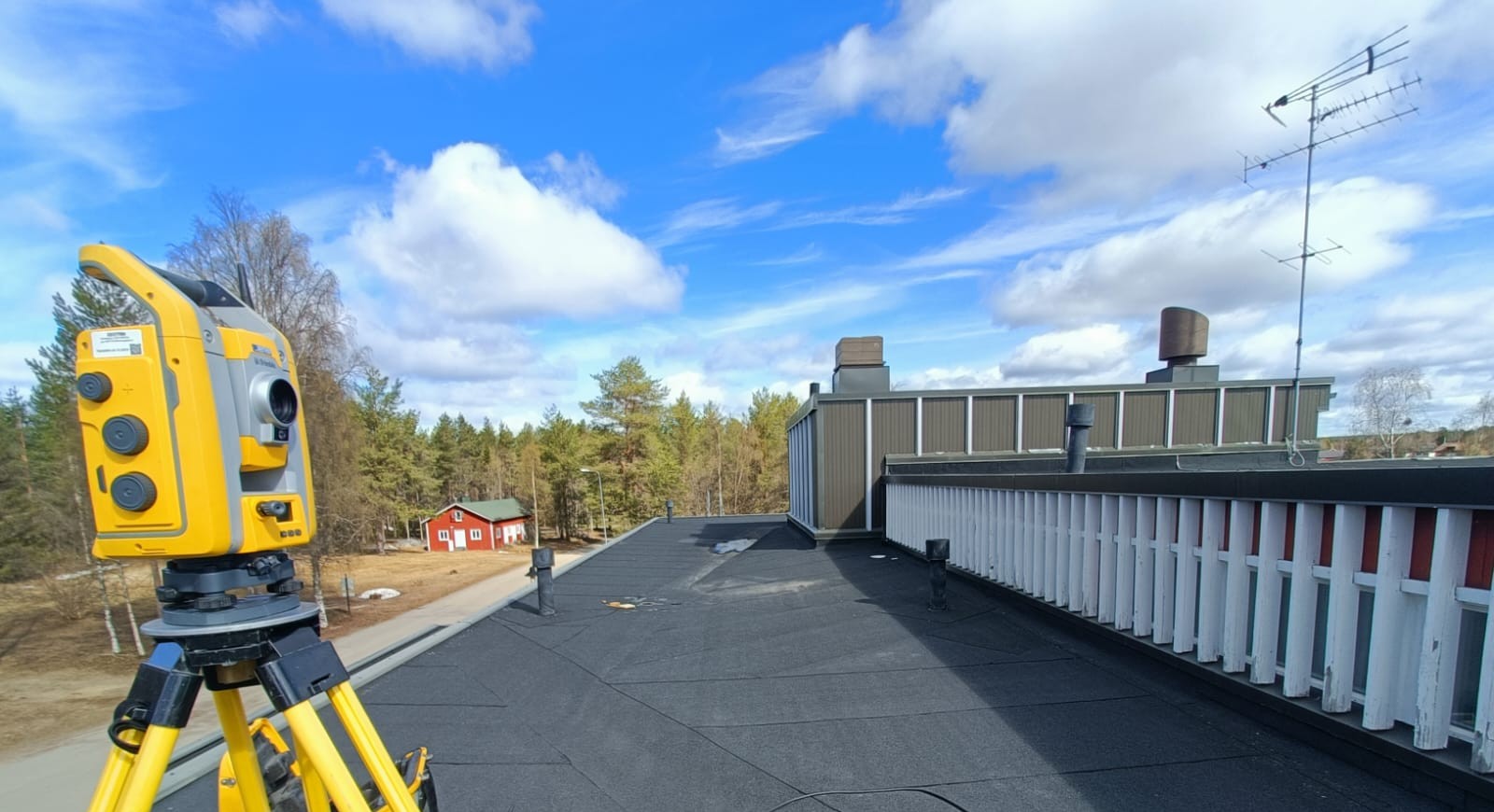 Takymetri sijoitettuna katolle